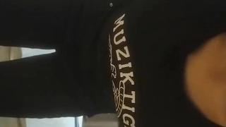 黑人学生在宿舍房间里给了一个懒散的口交