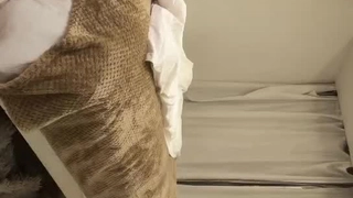 小胸部的少女沉迷于肛交自慰