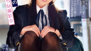瘦女孩被她的在线约会猛烈地操