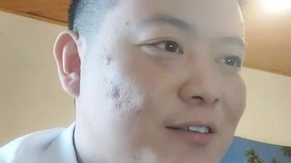 同性恋情侣手淫导致热辣视频中的面部射精