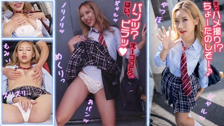 两个女孩享受独奏和用假阳具自慰