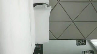 年轻和年长的女同性恋在后房享受群交