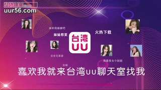 一个 8 个月大的怀孕女孩在圣诞节得到了鸡巴和饼