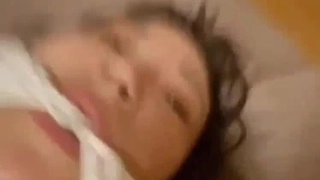 大奶骚气妹子透视情趣装黑色丝袜床上玻璃黄瓜按摩器自慰喷水