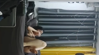 高颜值长发美女 穿着黑色网袜 掰开小逼逼诱惑 一直在说着骚话 道具插进逼逼里抽插呻吟 非常诱人