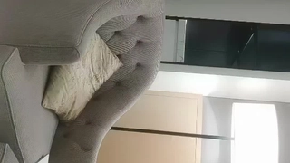 乳戏王抓着老公的小鸡鸡被单男操