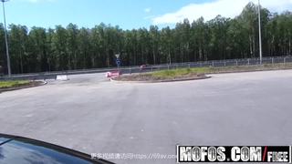 欧洲少女在派对上被大黑屌粗暴地操