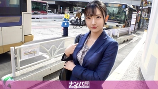 第一次在这个天然乳房的青少年中进行肮脏的谈话和肛交动作