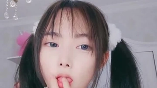 老男人被他的继女抓到在家庭色情片上打飞机