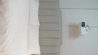 大奶胸模跟好姐妹一起雙飛大雞巴鴨哥，全程露臉吃奶玩屄口交大雞巴，輪流享受大雞巴的快速抽插還有爆菊花