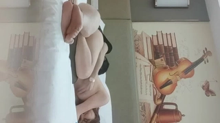 无毛白虎两姐妹露脸出境互相舔弄骚穴，道具抽插逼逼浪叫呻吟，有没有一个撩到你的骚表情，吃奶玩逼磨豆腐第01集