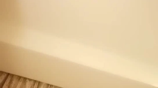 一个瘦弱的金发少女在宿舍里挑逗和口交。